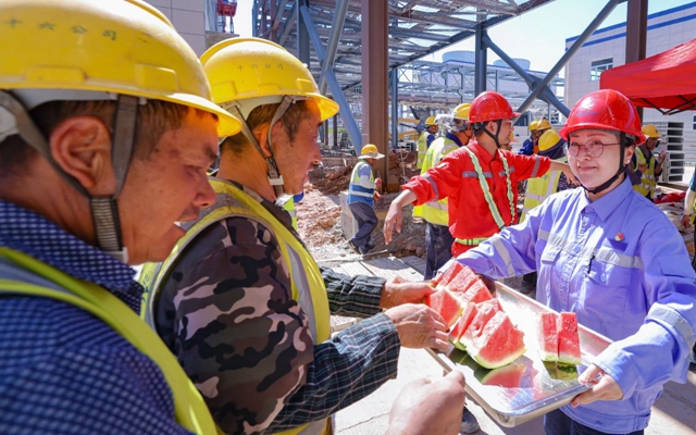 酷暑送清涼，關(guān)懷沁人心！宜化田家河園區(qū)全力保障職工高溫作業(yè)安全